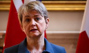 وزيرة الخارجية البريطانية: مضيق هرمز يجب إعادة فتحه بالكامل دون قيود أو رسوم