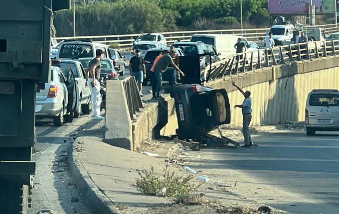 إنقلاب سيارة عن جسر الأولي في صيدا وإصابة شخص بجروح